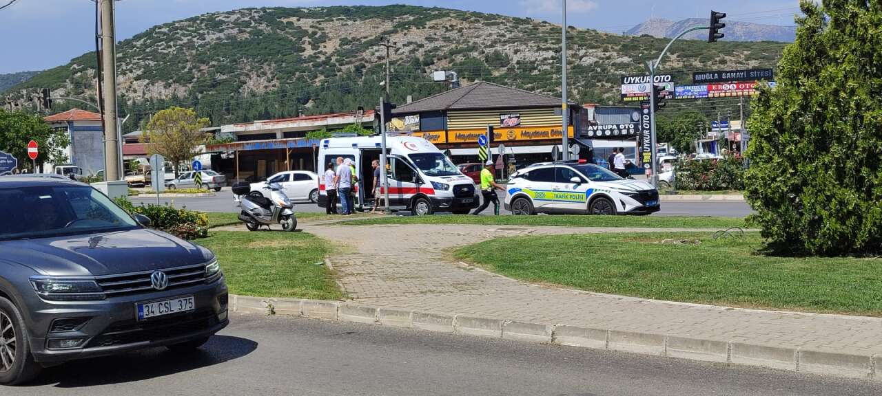 Muğla'da Otomobil Motosiklete Çarptı: Sürücü Yaralandı 2